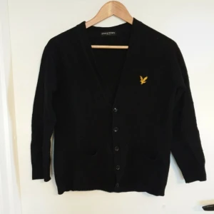 Lyle & Scott vintage ullmix kofta - LYLE & SCOTT vintge kofta med fickor. Notera att den syts in vid höger arm och finns ett litet håll vid kragen, går att sy in det, därav priset. Annars i bra skick. Storlek S, passar män eller pojkar med mindre storlek eller/ och damer i storlek S-M