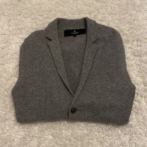 Grå ullcardigan från Tiger of Sweden - Snygg grå cardigan från Tiger of Sweden i mjuk ull i storleken s 