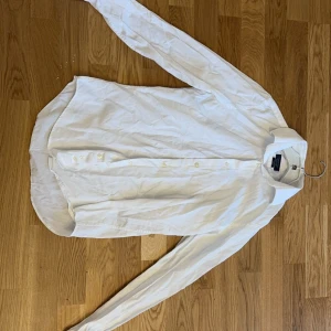 Vit skjorta från Zara Man - Snygg vit skjorta från Zara Man i slim fit. Skjortan har långa ärmar och knappar framtill. Perfekt för en stilren look. Endast använd 1 gång