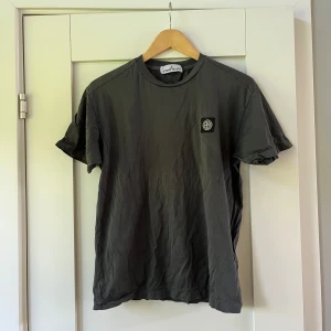 Stone island tshirt - Säljer denna snygga stone island tshirten. Otroligt funt skick! Köptes i somras på NK i stockholm för 1900kr. Storlek M.