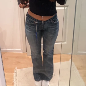 Lågmidjade jeans - Säljer mina favorit jeans från 7 for all mankind💗 dom är lågmidjade och bootcut. Inga fel förutom att dom är lite slitna vid hälarna🫶🏼