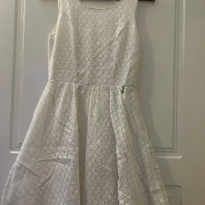 Vit spetsklänning från Gina Tricot - Säljer en söt vit/cream spetsklänning från ONLY. Klänningen har en rund hals och en öppen ryggdetalj som ger en fin touch. Perfekt för sommarens alla tillfällen. 💫Andvänd vid ett tillfälle (studenten) i 4 timmar. Helt felfri . Storlek 34