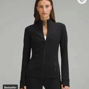 Lululemon Define Jacka - Säljer denna otroliga jackan ifrån Lululemon, det är den i Luon materialet😇💓Nypris är 1280kr och den är snvänd men i väldigt bra skick, inga defekter💓Storlek 6 vilket jag skulle säga är S/M💓 Jag är 160😇