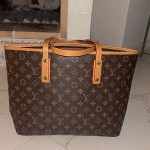 Louis Vuitton  - Säljer min lv väska då den inte kommer till användning. Helt ny utan skador. Har inget kvitto kvar men väskan den kom i finns kvar🥰