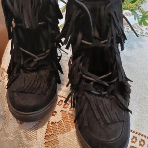  Kilklack boots med fransar - Jättefina kilklack boots med fransar. Storlek 38 i bra skick. Obs lånade bilder. 