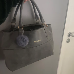  Miu miu liknande väska  - Jätte snygg och perfekt till skolan kommer tyvärr inte till användning kom privat för måtten pris går att diskutera ❣️