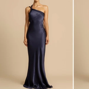 Mörkblå klänning från Arcina Ori - Mörkblå siden klänning från Arcina Ori. Passar perfekt till exempelvis bal, helt oanvänd med prislappen kvar, köpt för 5600kr🩵💙🤍