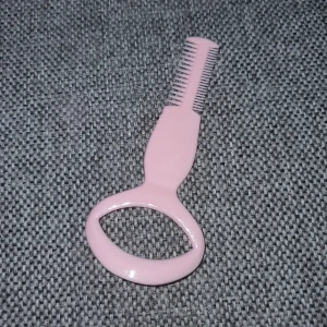Ögonfranskam - Söt och praktisk rosa ögonfranskam med ett runt handtag för enkel användning. Perfekt för att separera och definiera fransarna efter applicering av mascara.