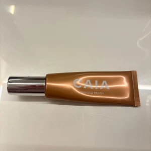 CAIA Bronzed Beach - Snygg bronzer från CAIA i en stilren tub med metalliskt lock. Perfekt för att ge ansiktet en solkysst look. Enkel att applicera och ger en naturlig finish.