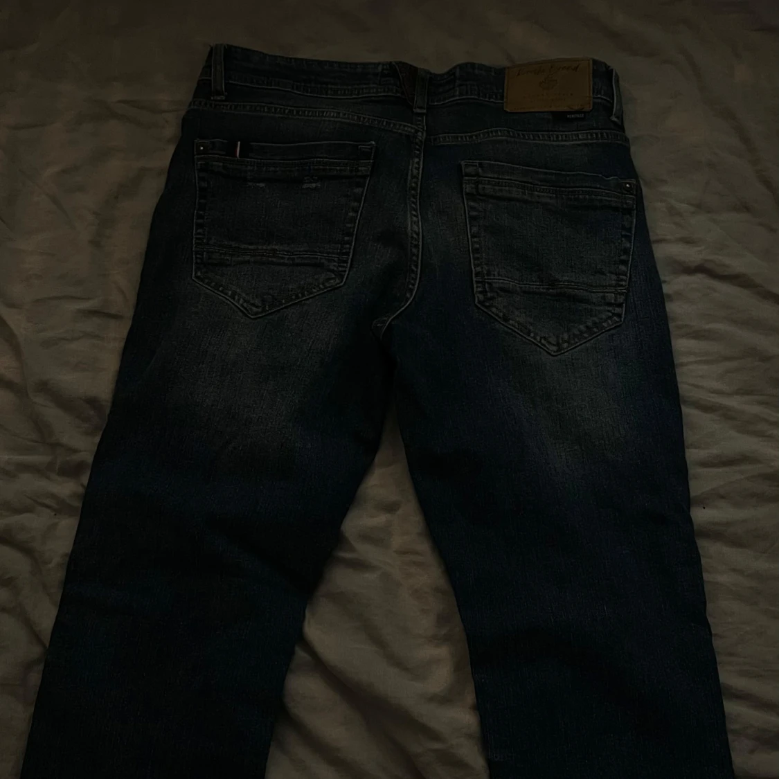 Mörkblå jeans från Koröshi - 1