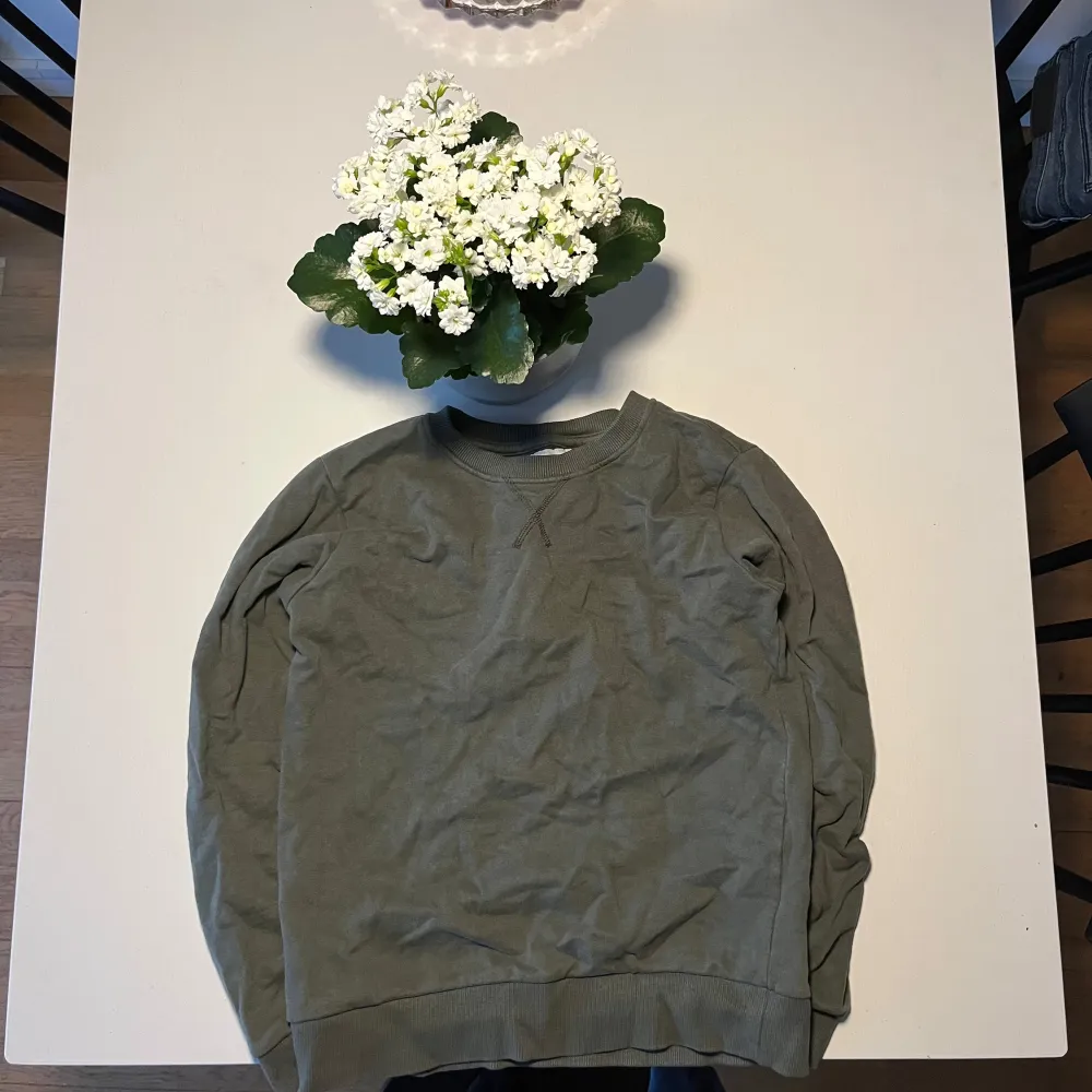 Säljer en enkel och stilren grön tröja från 157. Tröjan har en rund halsringning och är tillverkad i ett mjukt material. Perfekt för en avslappnad look.. Neuletakit & Villapaidat.