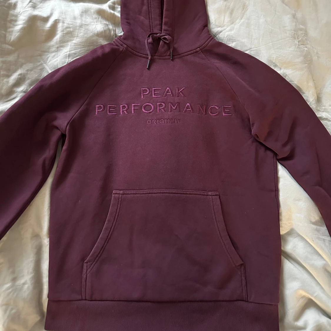 Vinröd hoodie från Peak Performance