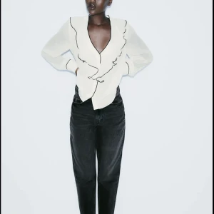 Blus  - Super fin blus från Zara, köpte den för 227 kr och prislappen är kvar. Den är helt slutsåld. Intressekoll på om nån skulle va intresserad av att köpa den