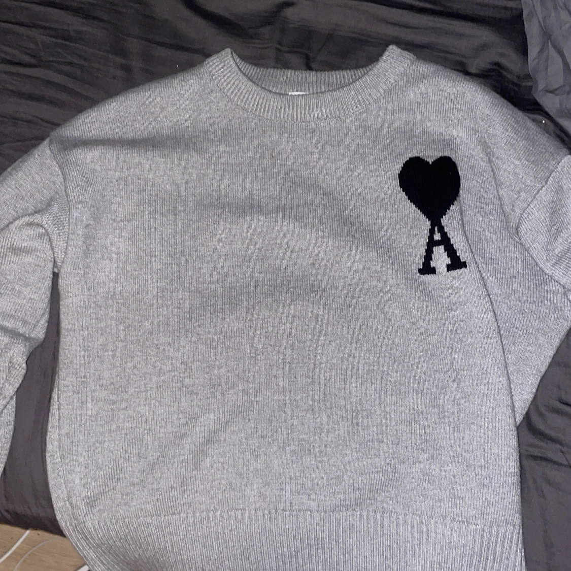 Grå stickad tröja från Ami