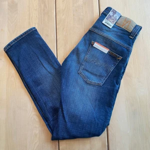 Helt nya Nudie Jeans - Tjena! Säljer nu ett par riktigt feta nudie jeans med en riktigt snygg tvätt. De är HELT NYA, med lapparna fortfarande kvar. Jeansen är i modellen ”Thinn Finn”, vilket är en slim fit passform. De är ju som sagt helt nya, så finns inga defekter. De är i storleken ”29/30”. Hör av er vid närmsta fundering.  ❗️Kolla även in min profil för fler helt nya nudie jeans i olika storlekar❗️ 