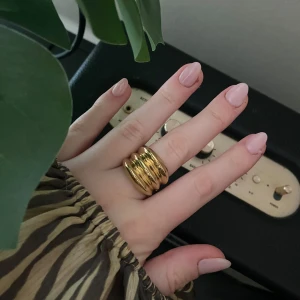 Gulgring  - Chunky guldfärgad ring från Pilgrim. Köpt för 349. Jag personligen tvivlar på Pilgrims kvalitet då mina tidigare ringar rostat, rekommenderar därmed inte att använda i kontakt med vatten. Storleken är justerbar.