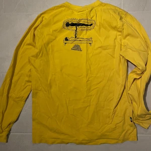 Gul långärmad tröja från Sweetsktbs - En gul långärmad tröja från Sweet sktbs med ett tryck på ryggen! 