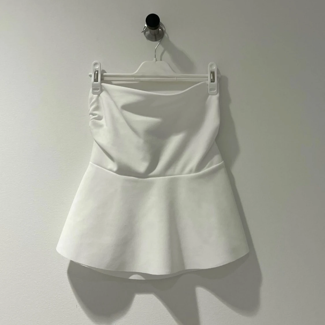 Vit axelbandslös topp