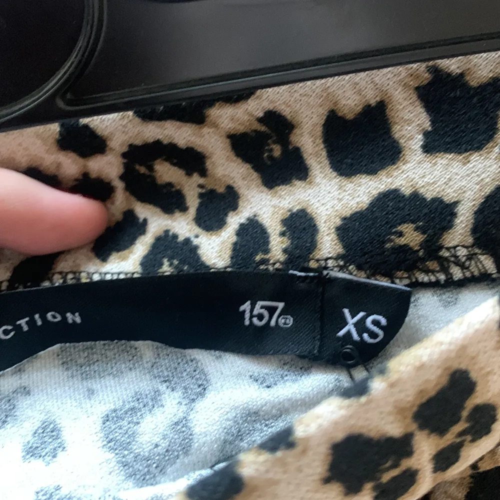 Snygga leopardmönstrade leggings i beige och svart. Perfekta för att ge din outfit en djärv touch. De är stretchiga och bekväma, vilket gör dem idealiska för både avslappnade och mer uppklädda tillfällen.. Farkut & Housut.