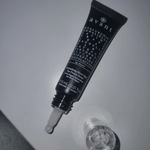 Ögon serum  - Avant Hyaluronic Acid Eye Primer i en elegant svart tub med genomskinlig applikator. Innehåller hyaluronsyra och magnoliaextrakt för att återfukta och förbereda huden runt ögonen. Perfekt för att skapa en jämn bas för ögonsmink. HELT NY OCH OANVÄND MEN LOCKET HAR GÅTT SÖNDER LITE DÅ DEN LEGAT I EN LÅDA! 