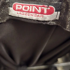 Svart glittrig klänning från Point Ladieswear - Snygg svart glittrig klänning från Point Ladieswear med en djup urringning och dekorativa paljetter i midjan. Perfekt för en kväll ute! ✨