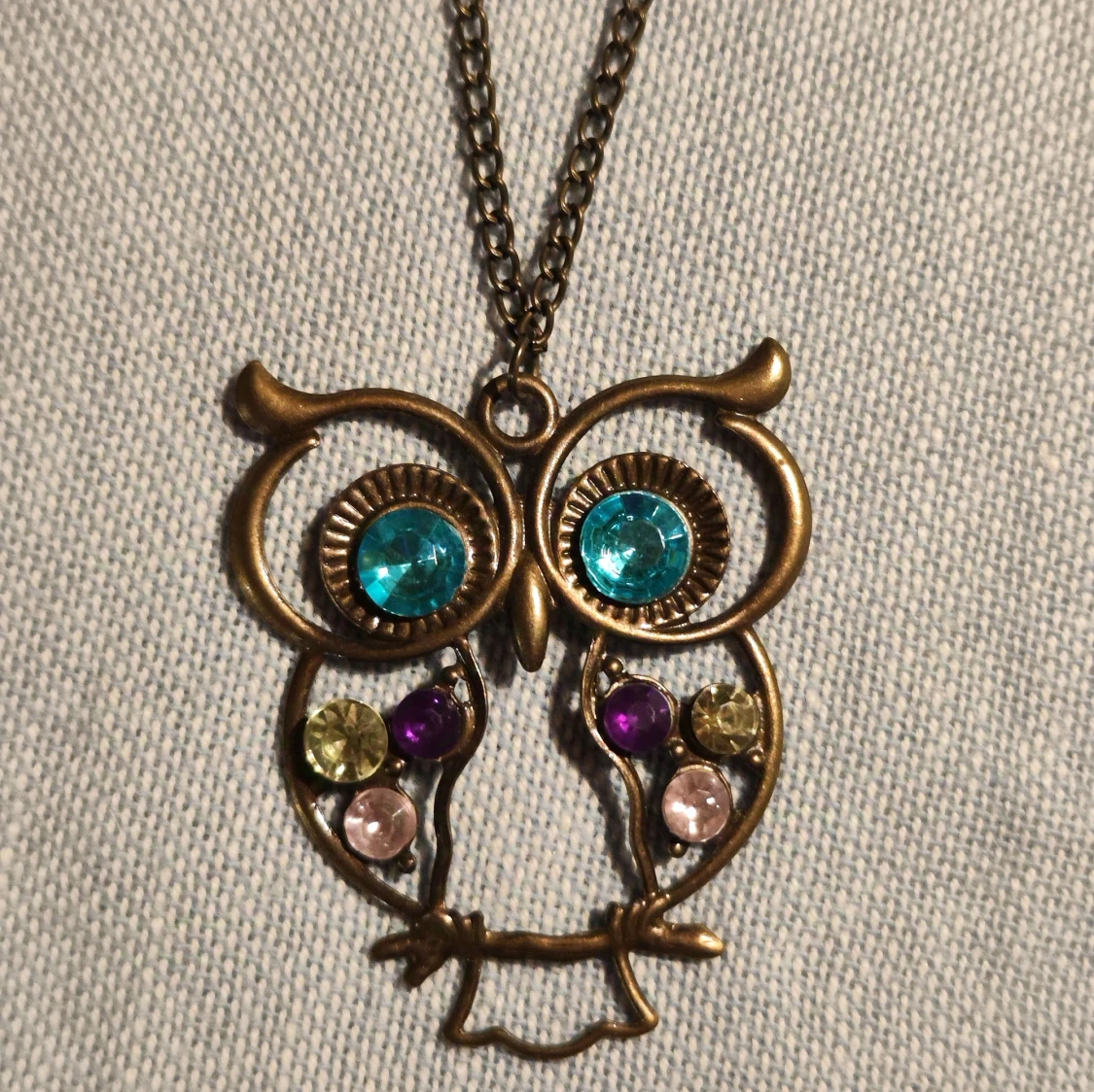 Ugglehalsband med färgglada stenar