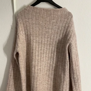 Beige ribbad tröja - Mysig beige ribbad tröja från lager 157 i storlek XS. Perfekt för alla tillfällen! Tröjan har långa ärmar och en avslappnad passform som gör den bekväm. Ett måste i garderoben för höst och vinter! Köpt för 200 kr på lager 157! Endast använd ett fåtal gånger! Hör av dig vid frågor💗💗