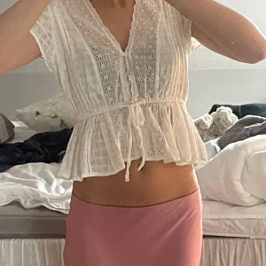 Vit blus med spetsdetaljer - Super söt från mango 