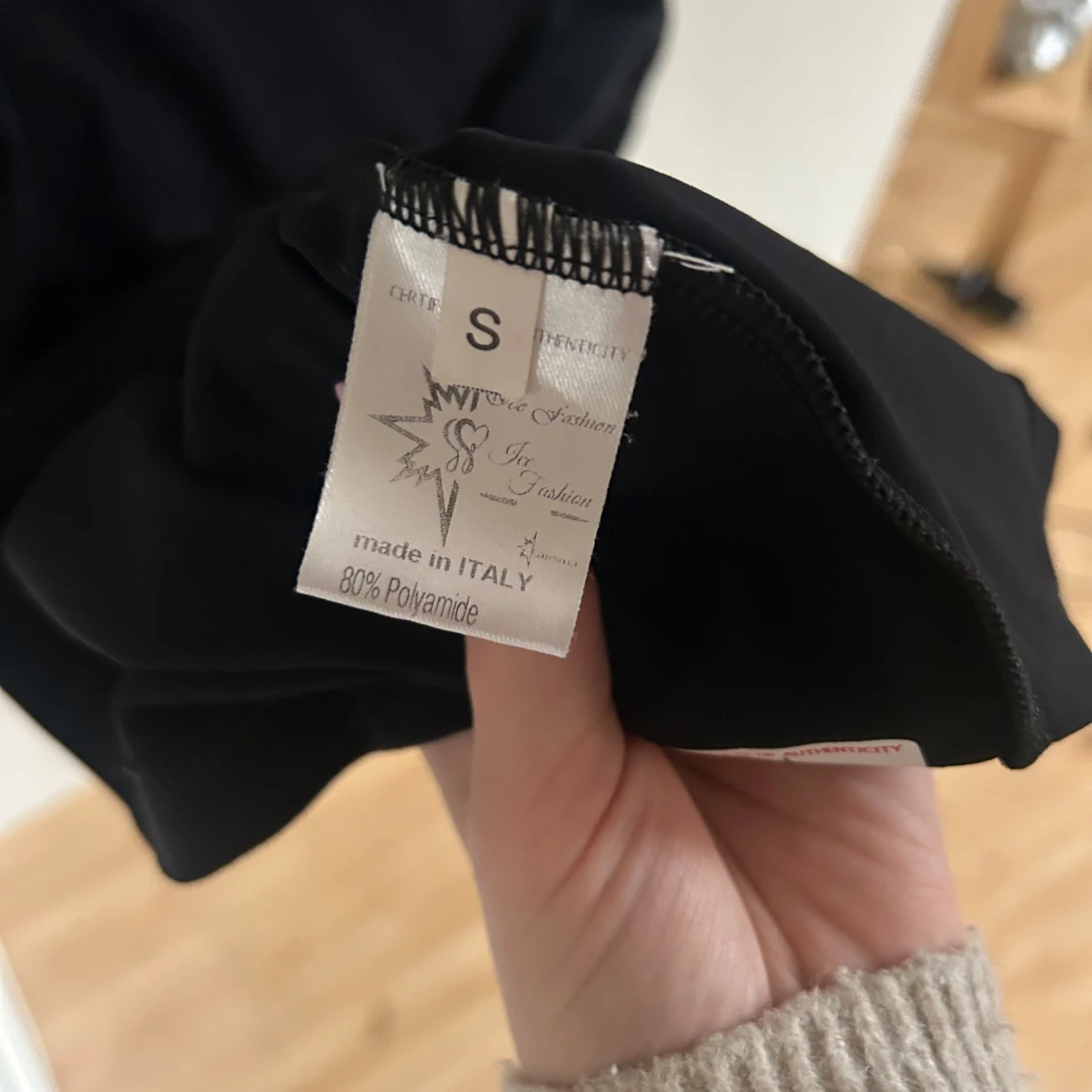 Svart v-ringad spets topp från Karisma  - 3