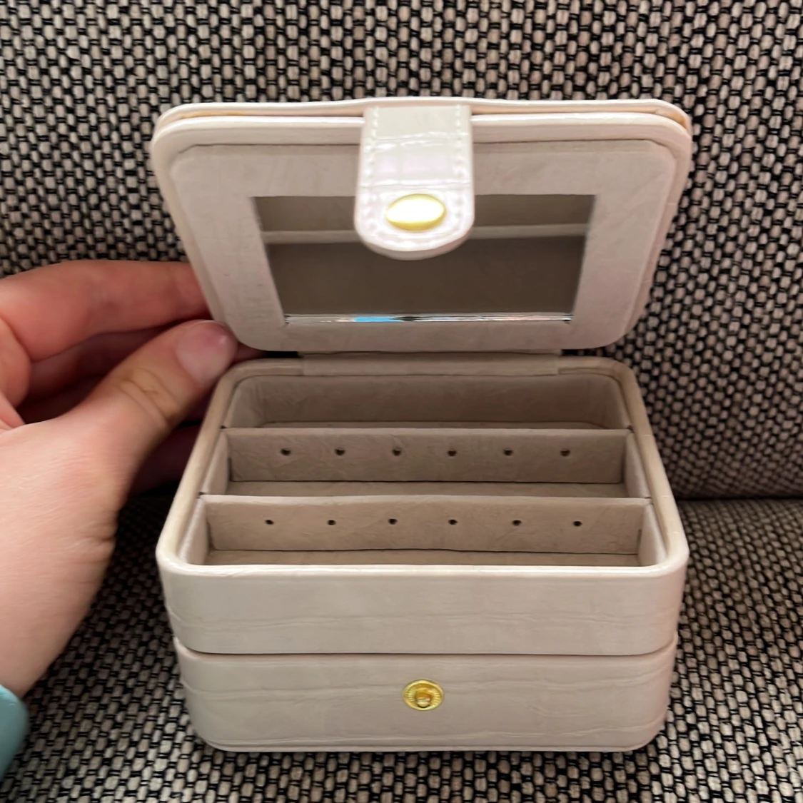 Beige smyckeskrin med krokodilmönster - 2