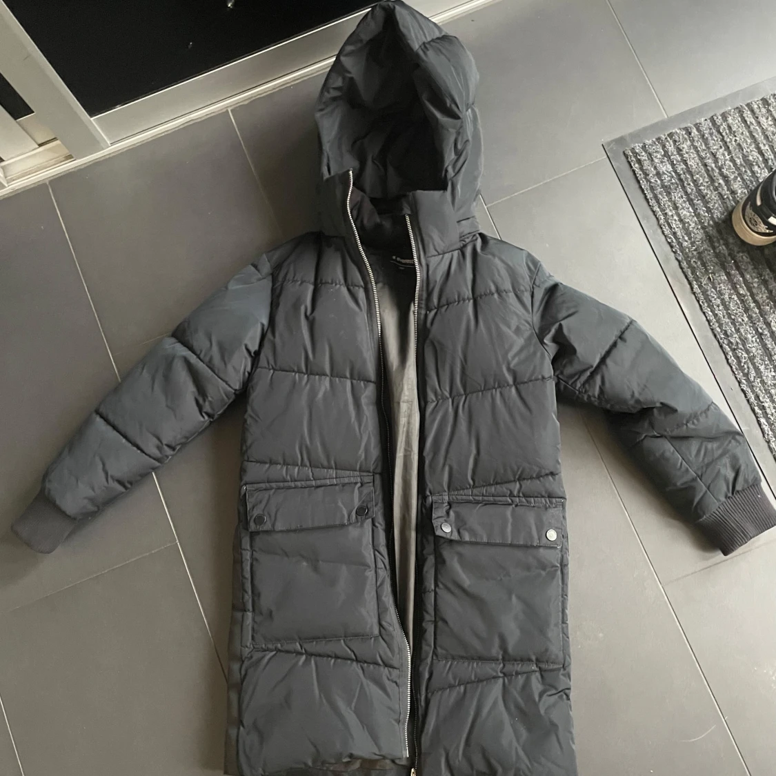 Svart dunjacka från Everest