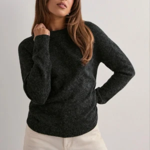 Svart stickad tröja - Säljer en fin svart stickad tröja från Vero Moda💗