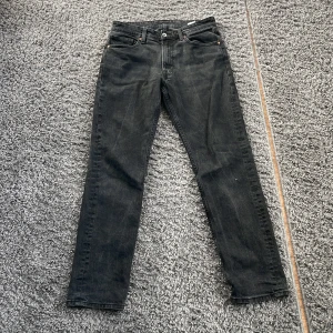 Svarta jeans från Vailent - Snygga svarta jeans från Vailent i storlek XS. De har en klassisk femficksdesign och en rak passform. Perfekta för en stilren look. 👍