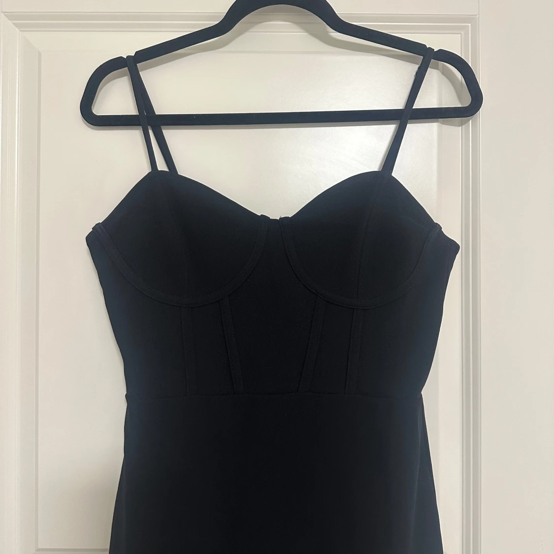 Svart klänning med smala axelband - 2