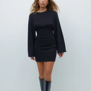 Svart långärmad klänning - slutsåld mini klänning från gina tricot använd en gång. Köpt för 400 säljer för 300. i storlek S, sitter som xs. 