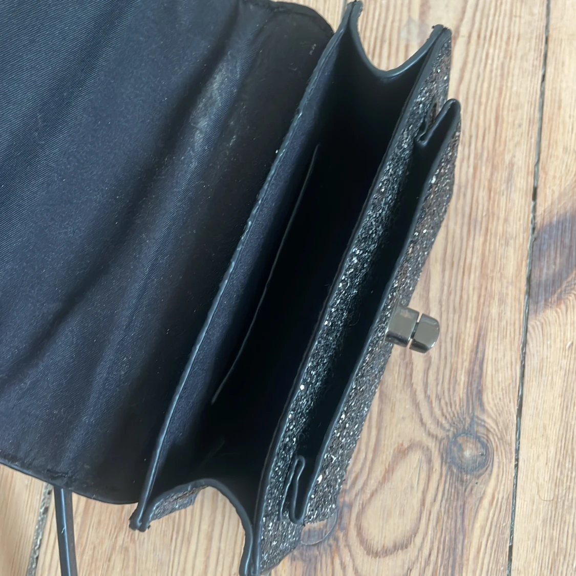 Glittrig väska  - 3