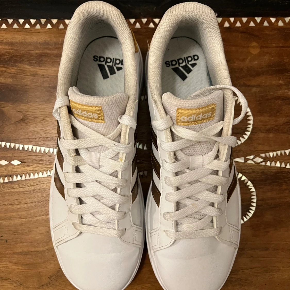 Vita och guldiga sneakers från Adidas - 4