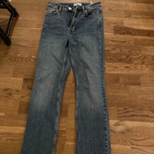 Zara jeans - Supersnygga jeans från zara. De har en rak passform och högmidja, går jättebra att vika ner om man vill ha låg midja! De är rätt använda men syns inte alls🥰