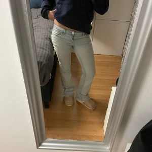 Ljusblå jeans med bootcut - Snygga ljusblå jeans med bootcut . Från H&M inte använt så mycket💗