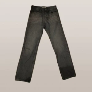 Grå jeans från Only & Sons - Snygga grå jeans från Only & Sons med en klassisk straight passform. Storleken är W28 och L32. De har en midwaist design och är tillverkade i slitstarkt denim. Perfekta för en avslappnad stil. Pris kan diskuteras!👍