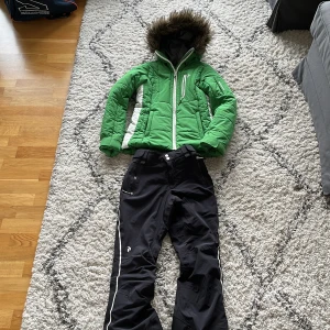 Skidbyxor och Skidjacka från Peak Performance - Storlek XS på båda delarna i setet. Byxorna ger en så snygg kroppsform! Säljes gärna ihop men vid överenskommelse kan delarna säljas separat. 