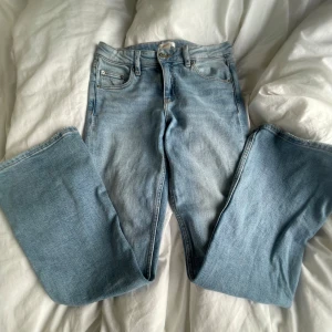 Ljusblå jeans från Gina Tricot - Snygga ljusblå jeans från Gina Tricot i en klassisk femficksmodell. De har en rak passform och är perfekta för en avslappnad stil. Jeansen är tillverkade i ett mjukt denimtyg som ger en bekväm känsla hela dagen. Jeansen passar mig och jag är 157. Dom kunde inte hittas på hemsidan men de är ser lite ut som de på sista bilden