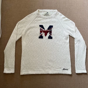 Vit tröja från Morris - Tja, en ass snygg stickad tröja från Morris! Skicket är mycket bra dessvärre har tröjan en liten fläck, bild 4. Skriv gärna vid eventuella frågor👍