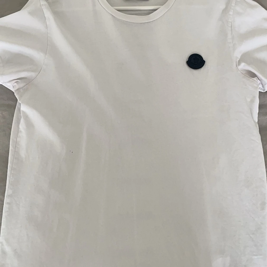 Vit t-shirt från Moncler