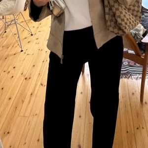 Mörkblå byxor från Massimo Dutti - Snygga mörkblå byxor från Massimo dutti med en klassisk design. Perfekta för en stilren look. 