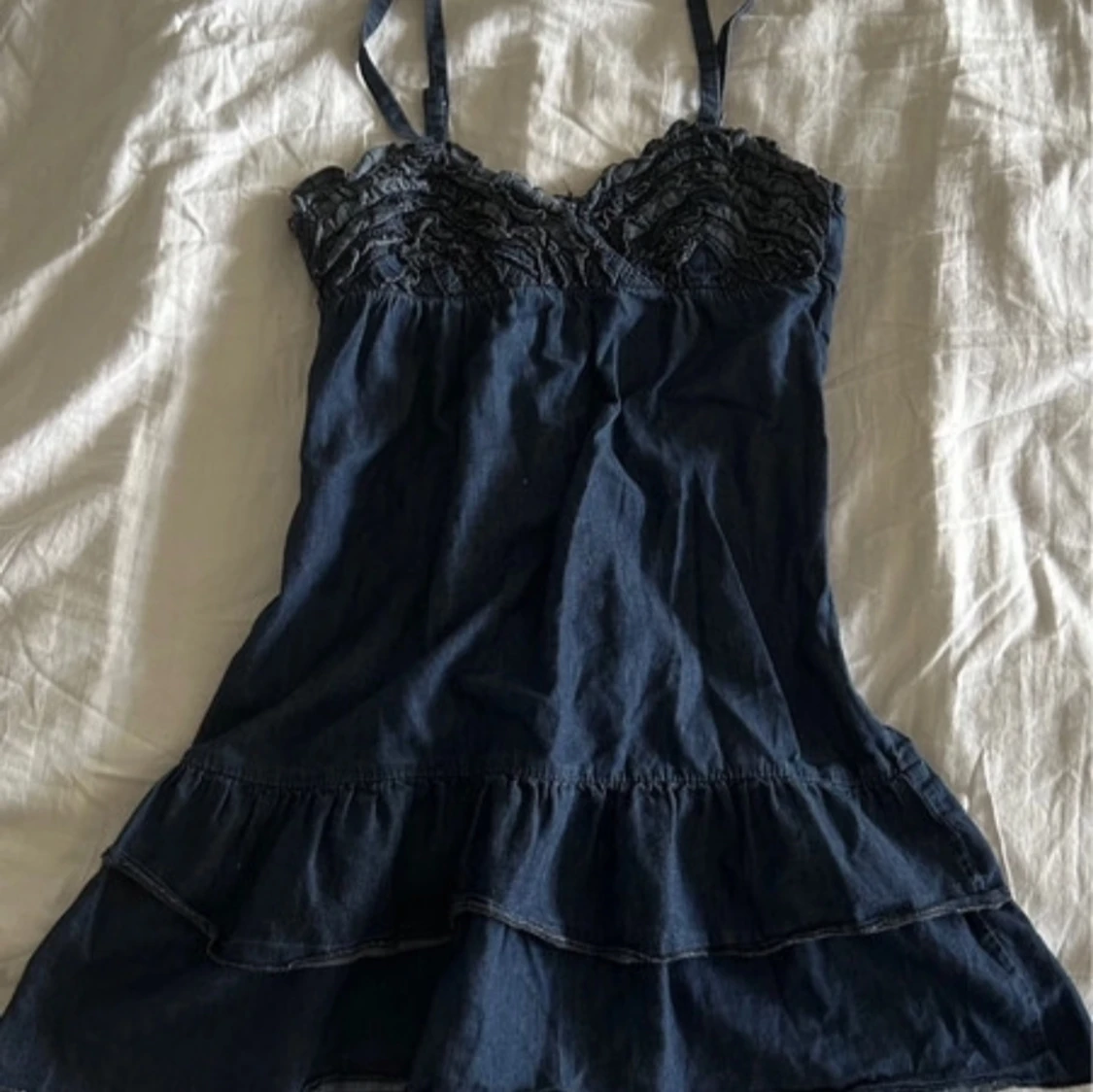 Mörkblå klänning med spetsdetaljer