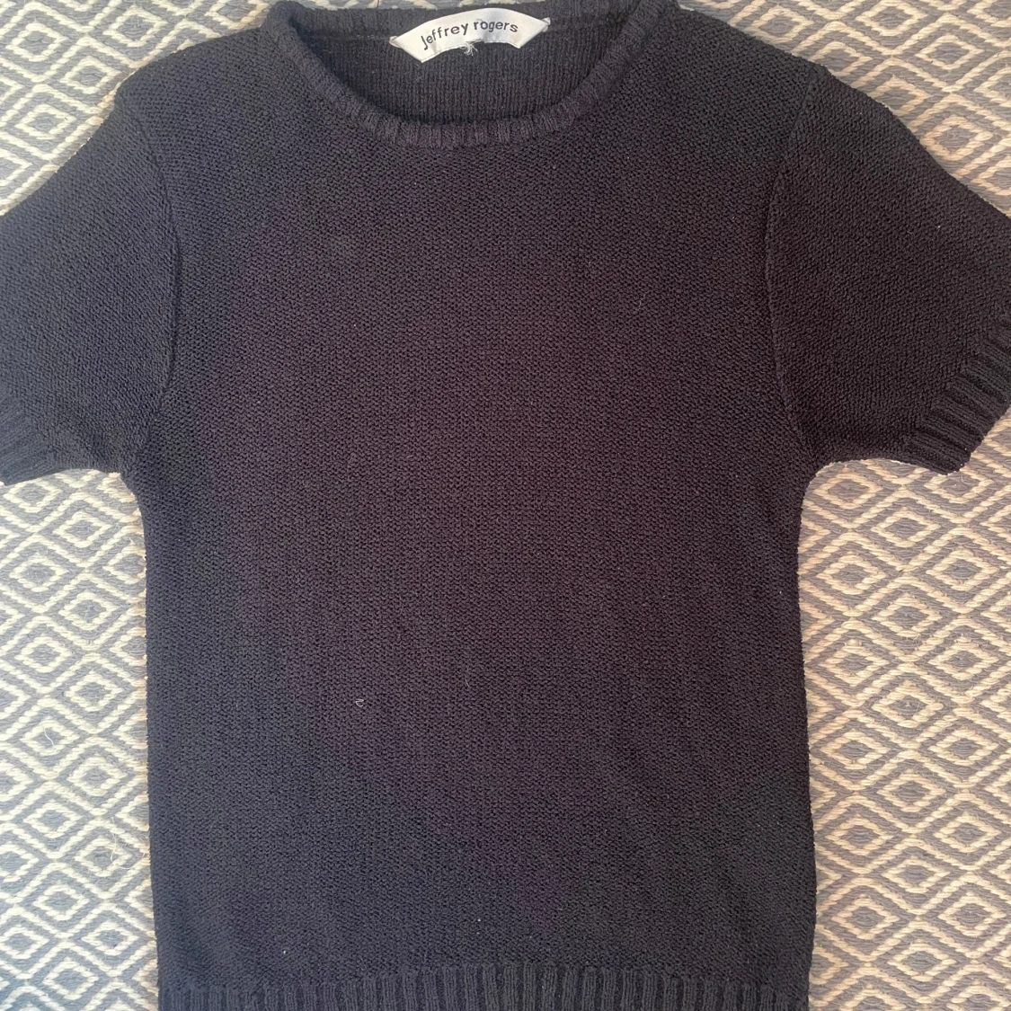 Svart/marinblå stickad tröja från Jeffrey Rogers