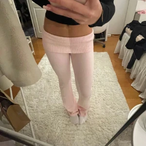 Rosa stickade yogapants från Gina tricot  - Säljer ett par mysiga rosa mjukisbyxor med en bred ribbad midja. Perfekta för en avslappnad dag hemma eller en promenad i parken. Byxorna har en loose passform och är superbekväma. Storlek 170 barnstorlek‼️