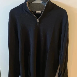 Svart tröja med dragkedja - Snygg svart tröja med halv dragkedja och hög krage. Perfekt för en stilren look. Tröjan har långa ärmar och är tillverkad i ett mjukt material som ger en bekväm passform. Pris kan diskuteras:))