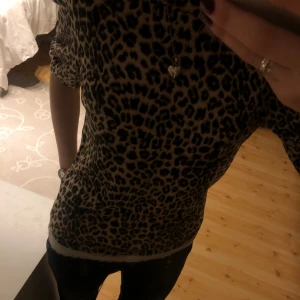 Leopardmönstrad topp - Säljer en snygg leopardmönstrad topp med trekvartslånga ärmar. Har använts endast en gång.